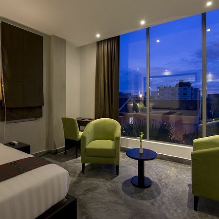 The Palm Boutique Hotel & Residence Phnom Penh Exterior photo
