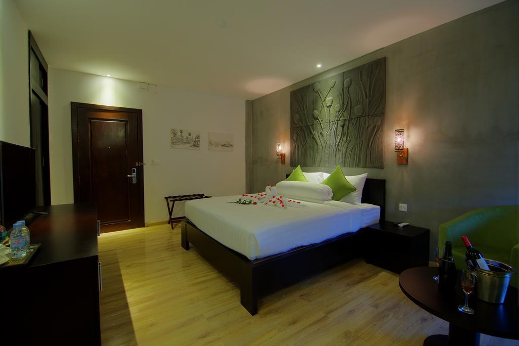 The Palm Boutique Hotel & Residence Phnom Penh Exterior photo