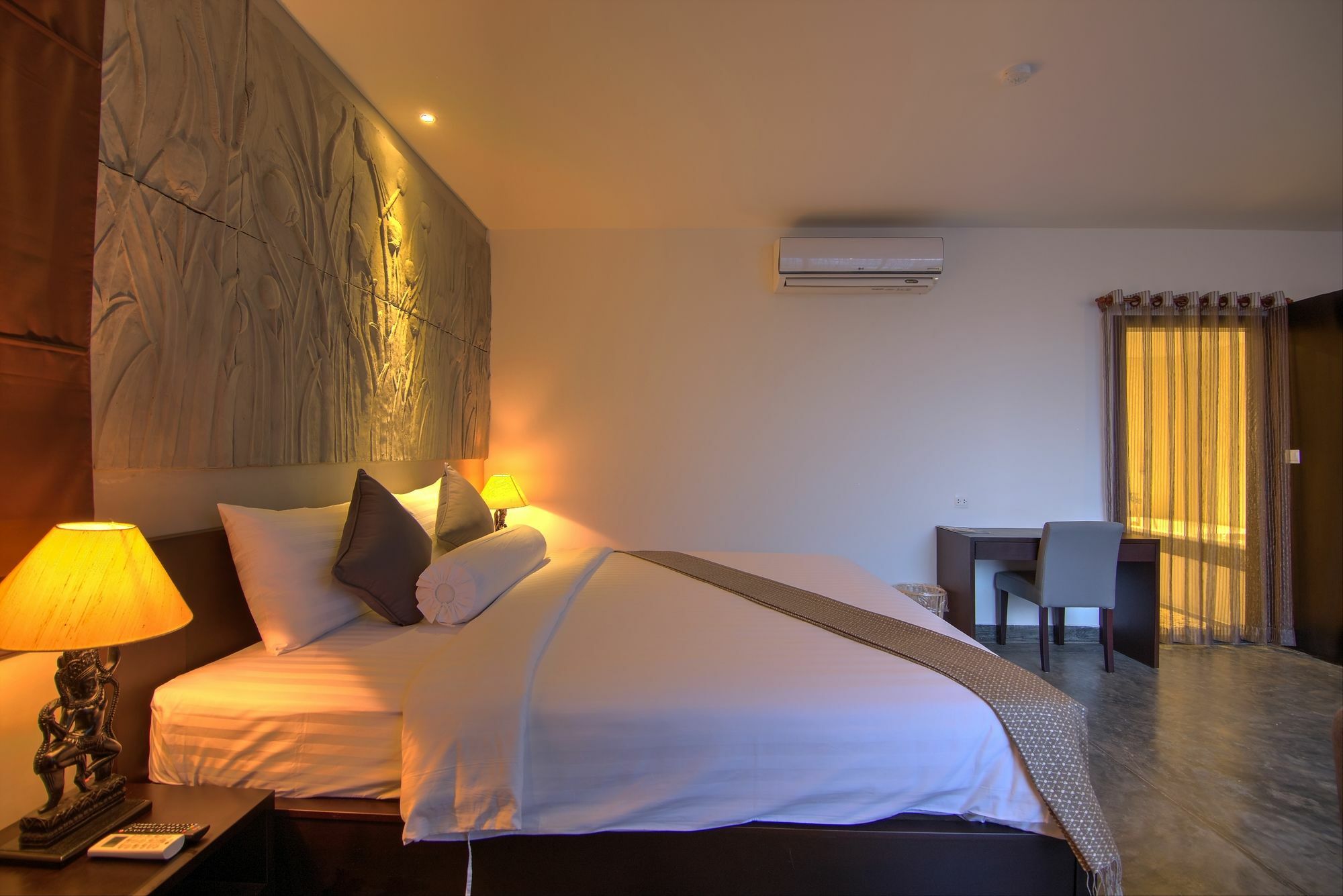 The Palm Boutique Hotel & Residence Phnom Penh Exterior photo