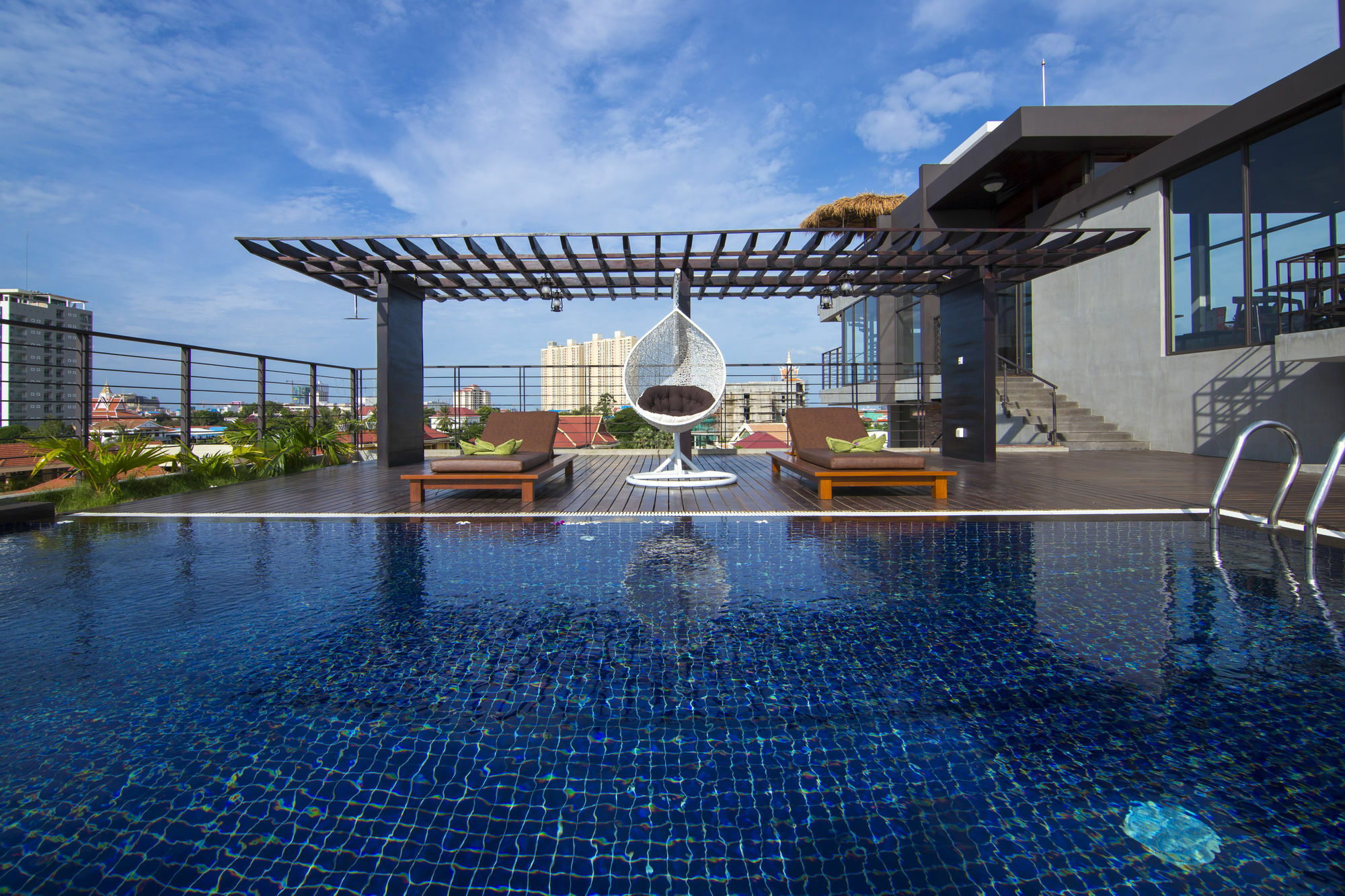 The Palm Boutique Hotel & Residence Phnom Penh Exterior photo